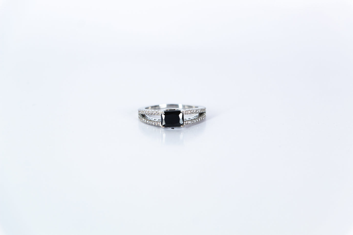 Noir Grace Split Band Ring