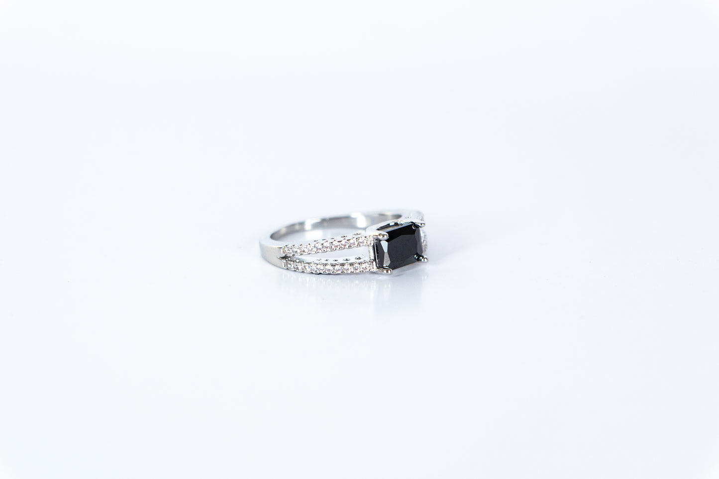 Noir Grace Split Band Ring